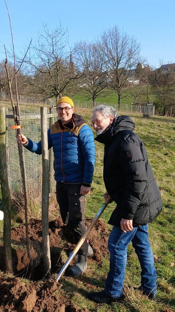 Anfang des Jahres haben wir auf der wunderschönen Streuobstwiese des RBN in Bechen gemeinsam einen Hochstamm Obstbaum gepflanzt, den die Biostation dem RBN geschenkt hatte!